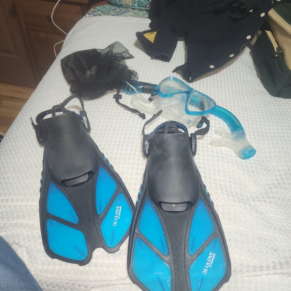 CRESSI UNISEX SZ S/M 4.5 to 8.5 SNORKELING COMBO SET  FINS MASK & SNORKLE SET
